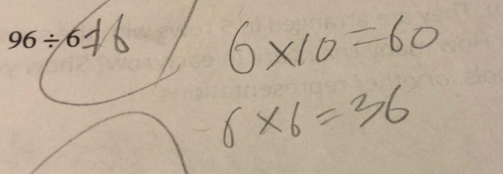 筆算を使わずに2桁×1桁の割り算をして解答した問題の写真です。