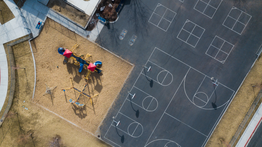 アメリカの校庭を空から撮影した写真。