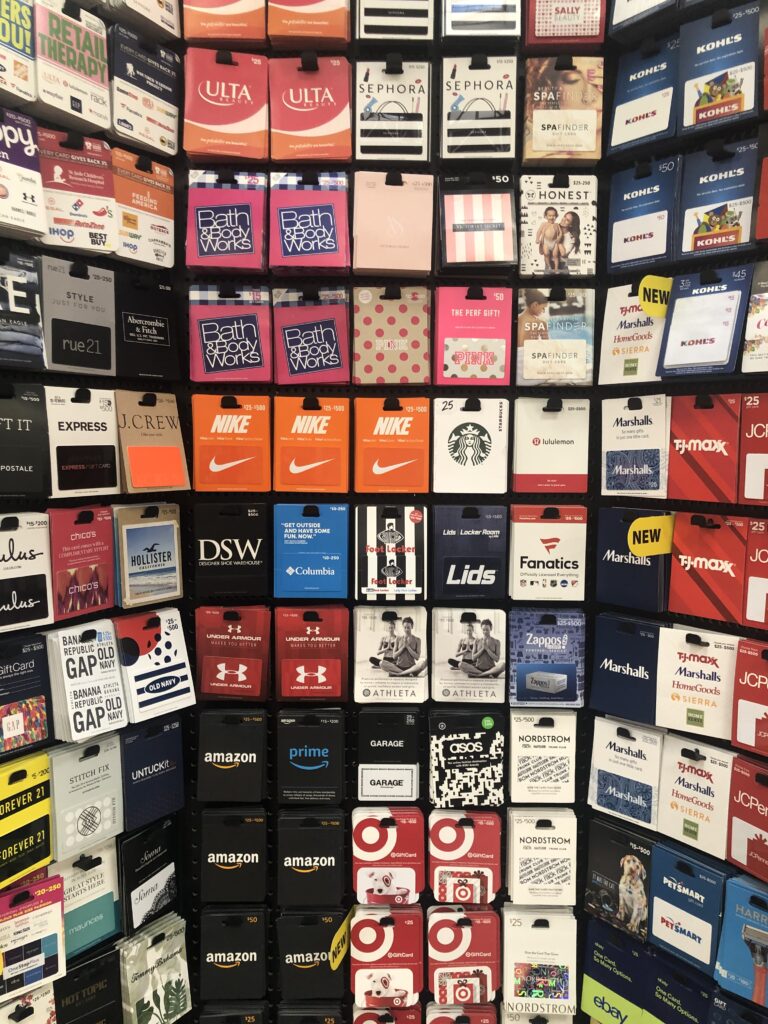 ギフトカードの売り場で、色んなギフトカードが売られている写真です。