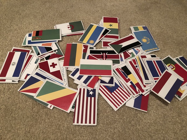 150カ国分の国旗カードの出来上がりです。