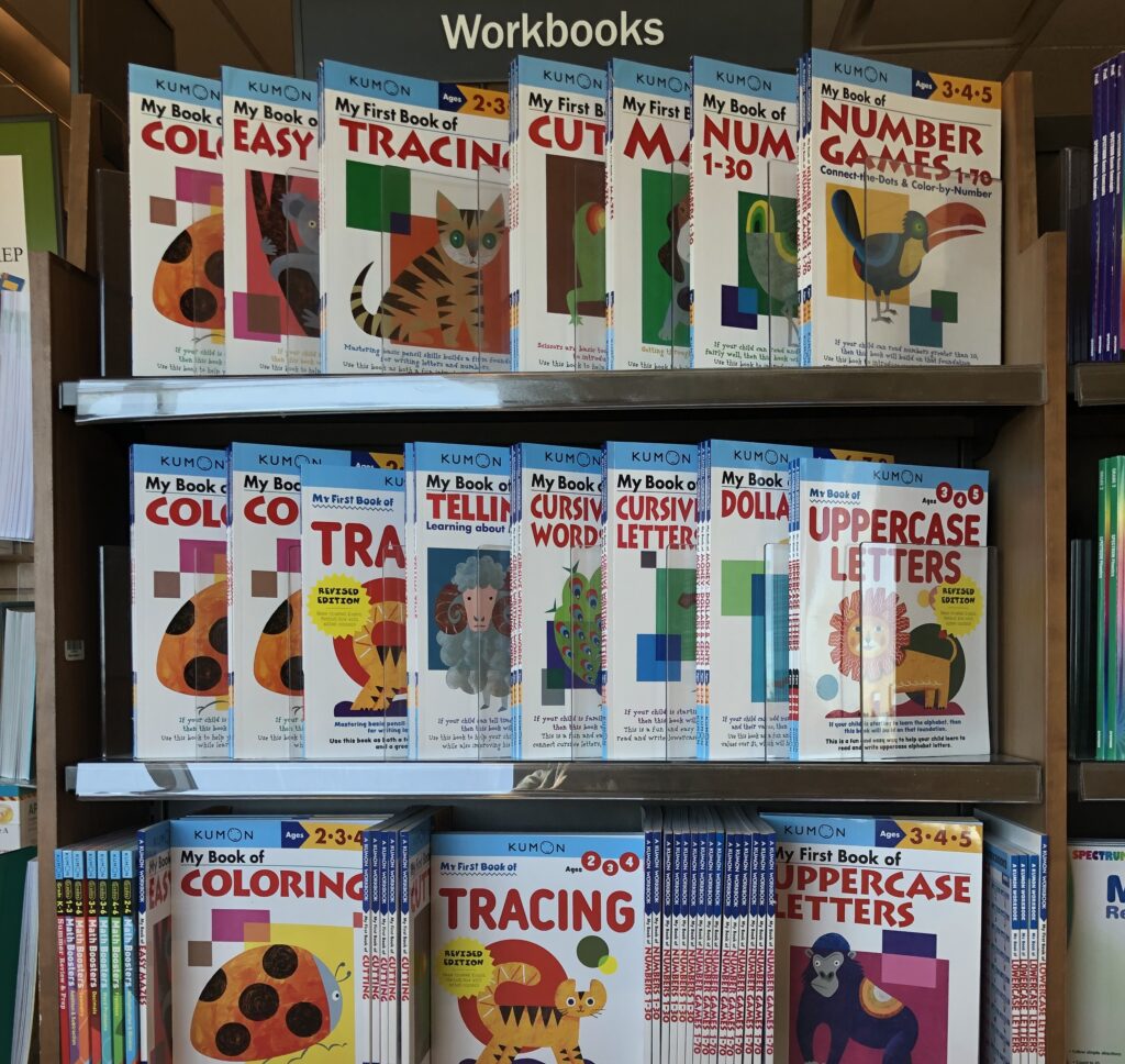 本屋さんのKumon Workbook売り場の写真です。色んな問題集が販売されています。