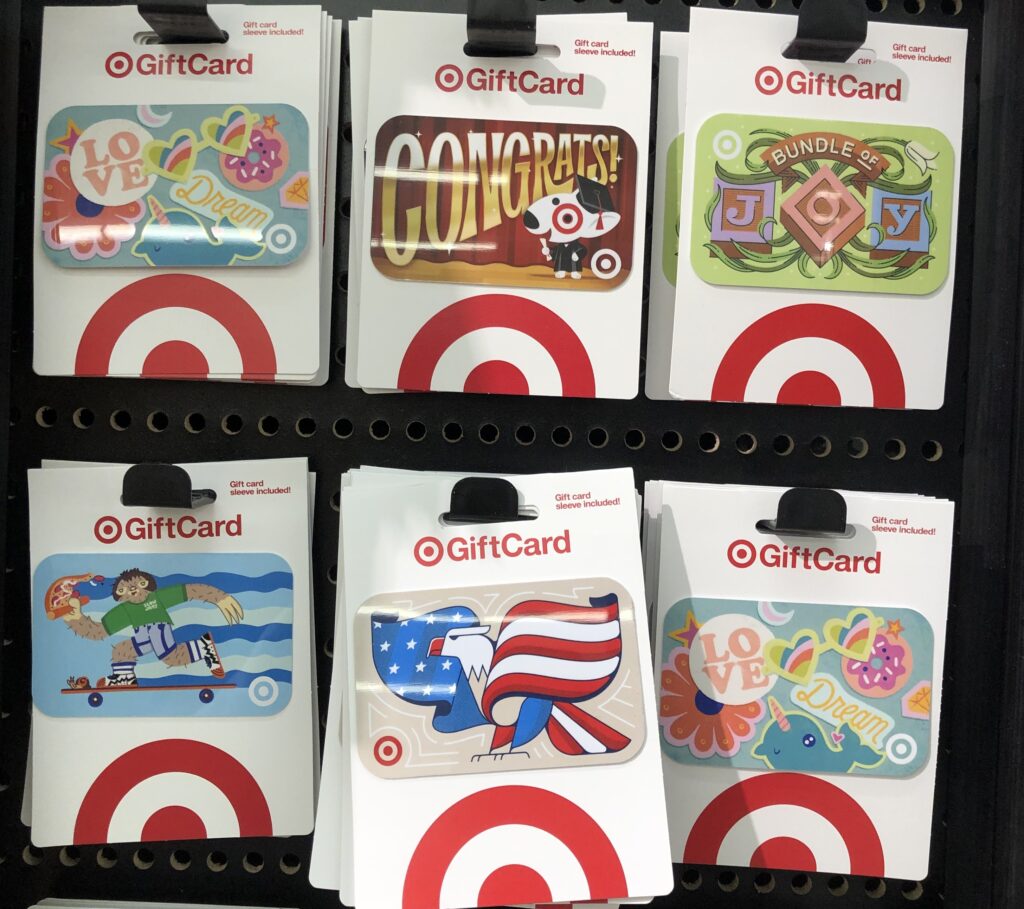 Targetのギフトカード売り場には、実に色んなデザインのカードが並んでいます。