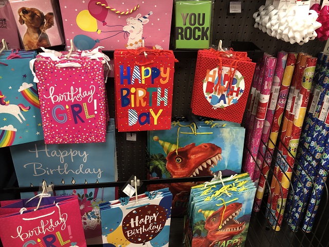 同じく近所のスーパーの誕生日用カードのコーナー。