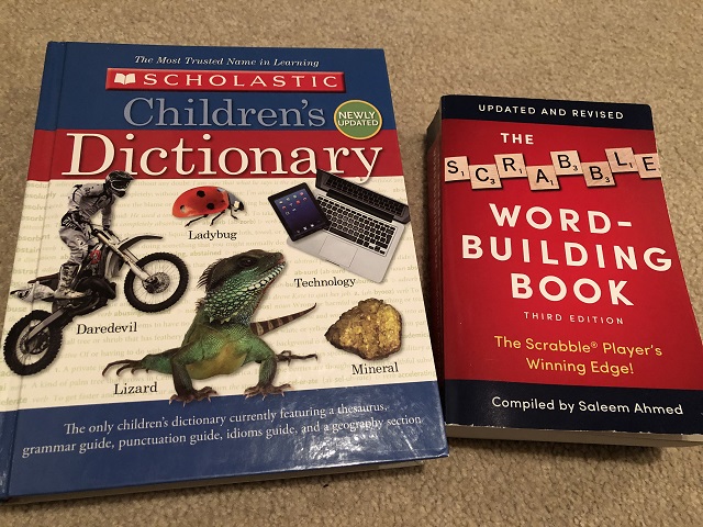 子供向けの辞書と、スクラブル用のワードブックの写真。