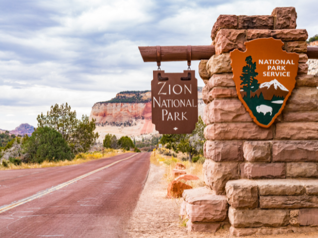 Zion National Parkの看板の写真です。