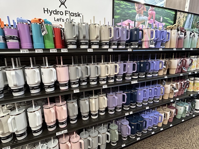 スポーツ店でのHydro Flaskの販売コーナーより。