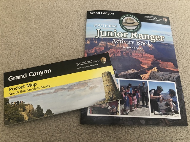 グランドキャニオン国立公園で貰ったパンフレットとレンジャーブック。