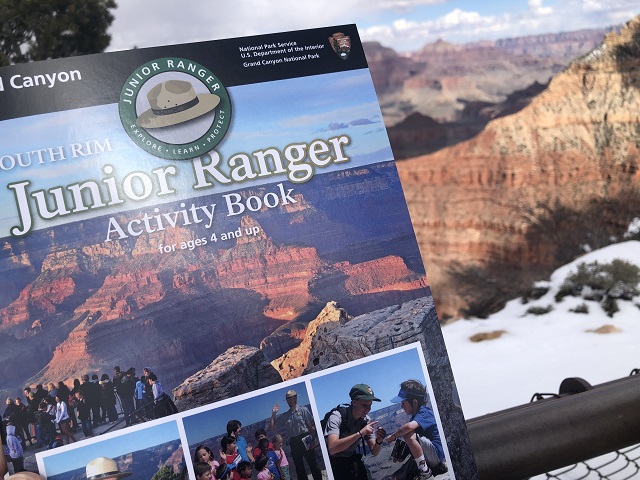 ビジターセンターで貰えるJunior Ranger activity book。