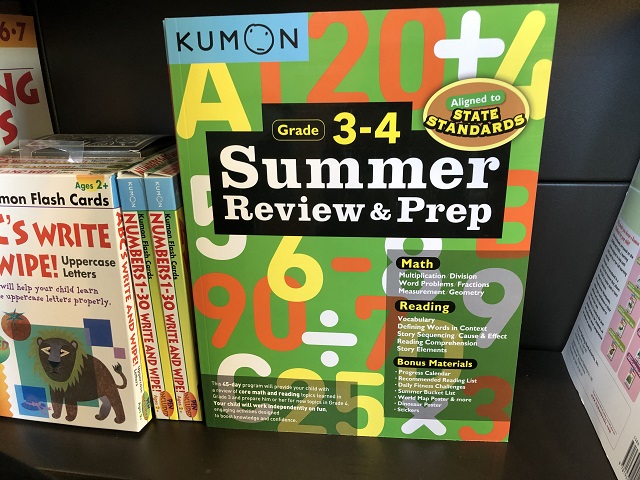 Barnes&Nobleで販売されていたKumonのSummer Review & Prep。