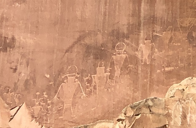 キャピトルリーフ国立公園内のペトログリフ（絵文字）の写真。