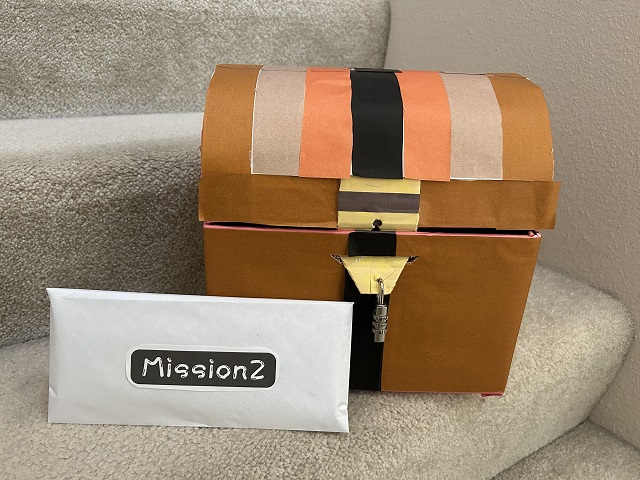 ミッション２の封筒と、鍵の入った宝箱の写真です。