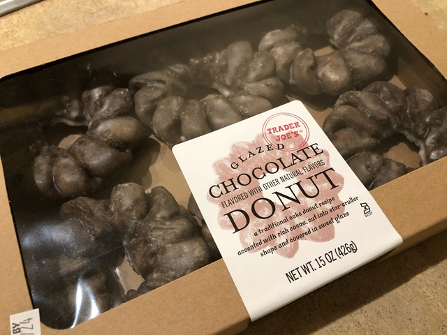 トレーダージョーズのGlazed Chocolate Donuts。