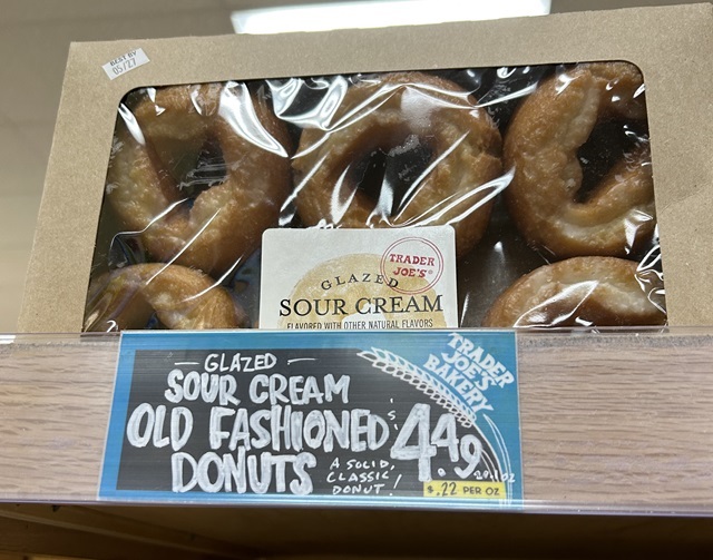 トレーダージョーズのSour Cream Old Fashioned Donuts。