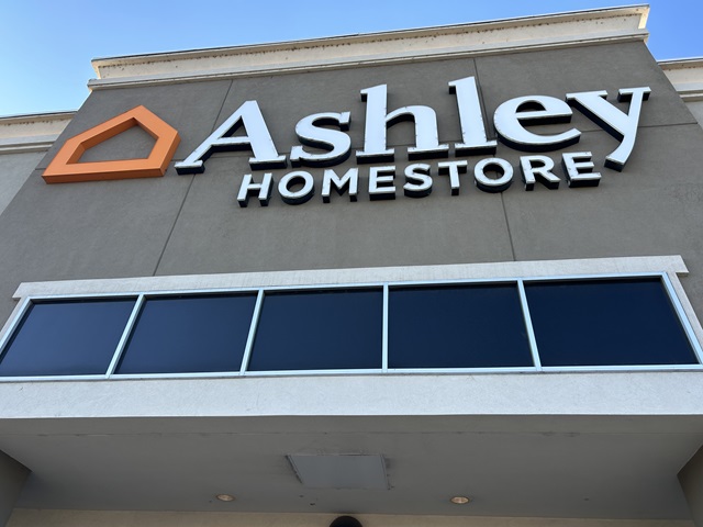 アメリカの家具屋さんAshleyの外観写真。